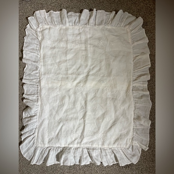 Bella Notte Elegant White Ruffled Pillowcase - Picture 2 of 8